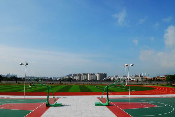 福田区新莲小学 250米透气式塑胶田径场、2片篮球场